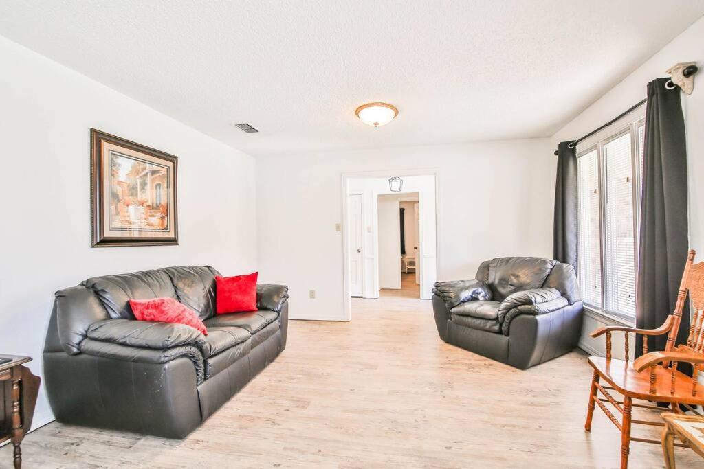 Hot Tub, Privacy, Sleeps 11 & Tons Of Space! Lubbock Exterior photo