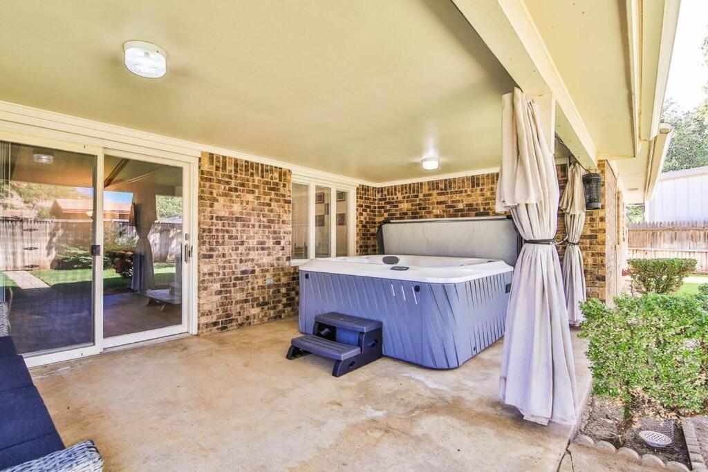 Hot Tub, Privacy, Sleeps 11 & Tons Of Space! Lubbock Exterior photo