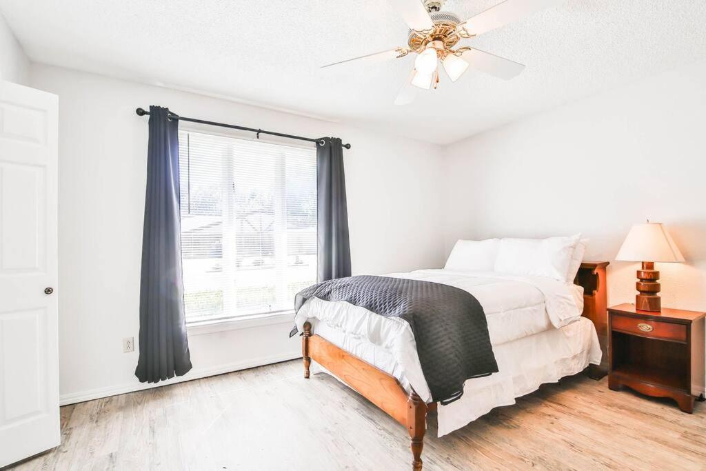 Hot Tub, Privacy, Sleeps 11 & Tons Of Space! Lubbock Exterior photo