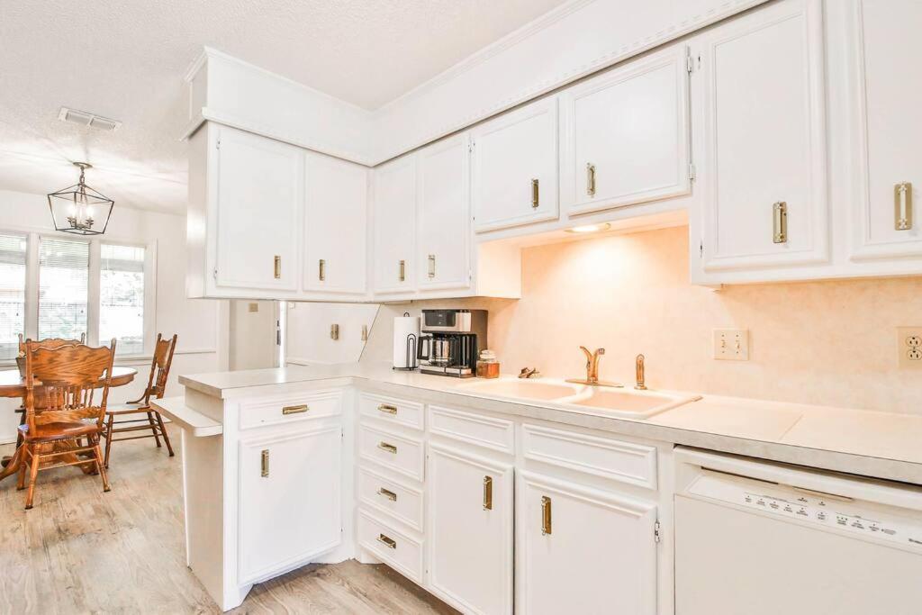Hot Tub, Privacy, Sleeps 11 & Tons Of Space! Lubbock Exterior photo